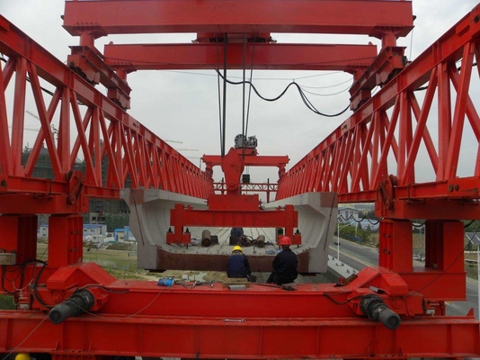 เครื่องจักรสร้างสะพาน 120 ตันการทำงานที่มั่นคงเครื่องสร้างสะพานที่ปลอดภัย